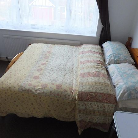 Many Worlds Meet - Eurostar, Wimbledon 30 Mins, Central London, Gatwick 15 Mins - Spacious, Sleeps Up To 16 Plus Cot - Free Wifi, Parking - Next To Lloyd Park, Great For Families, Walkers, Relocators - Ideal For Contractors Croydon Exterior photo