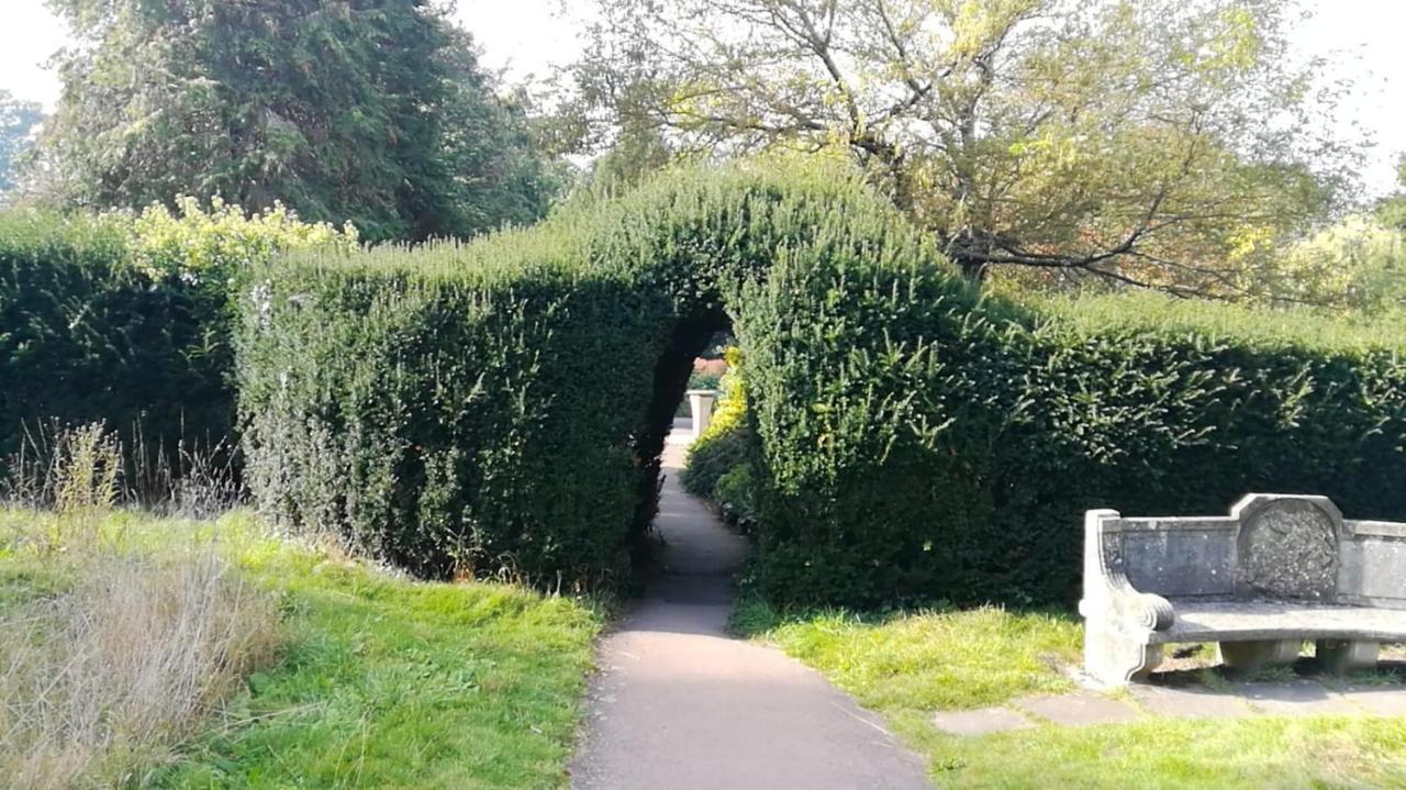 Many Worlds Meet - Eurostar, Wimbledon 30 Mins, Central London, Gatwick 15 Mins - Spacious, Sleeps Up To 16 Plus Cot - Free Wifi, Parking - Next To Lloyd Park, Great For Families, Walkers, Relocators - Ideal For Contractors Croydon Exterior photo