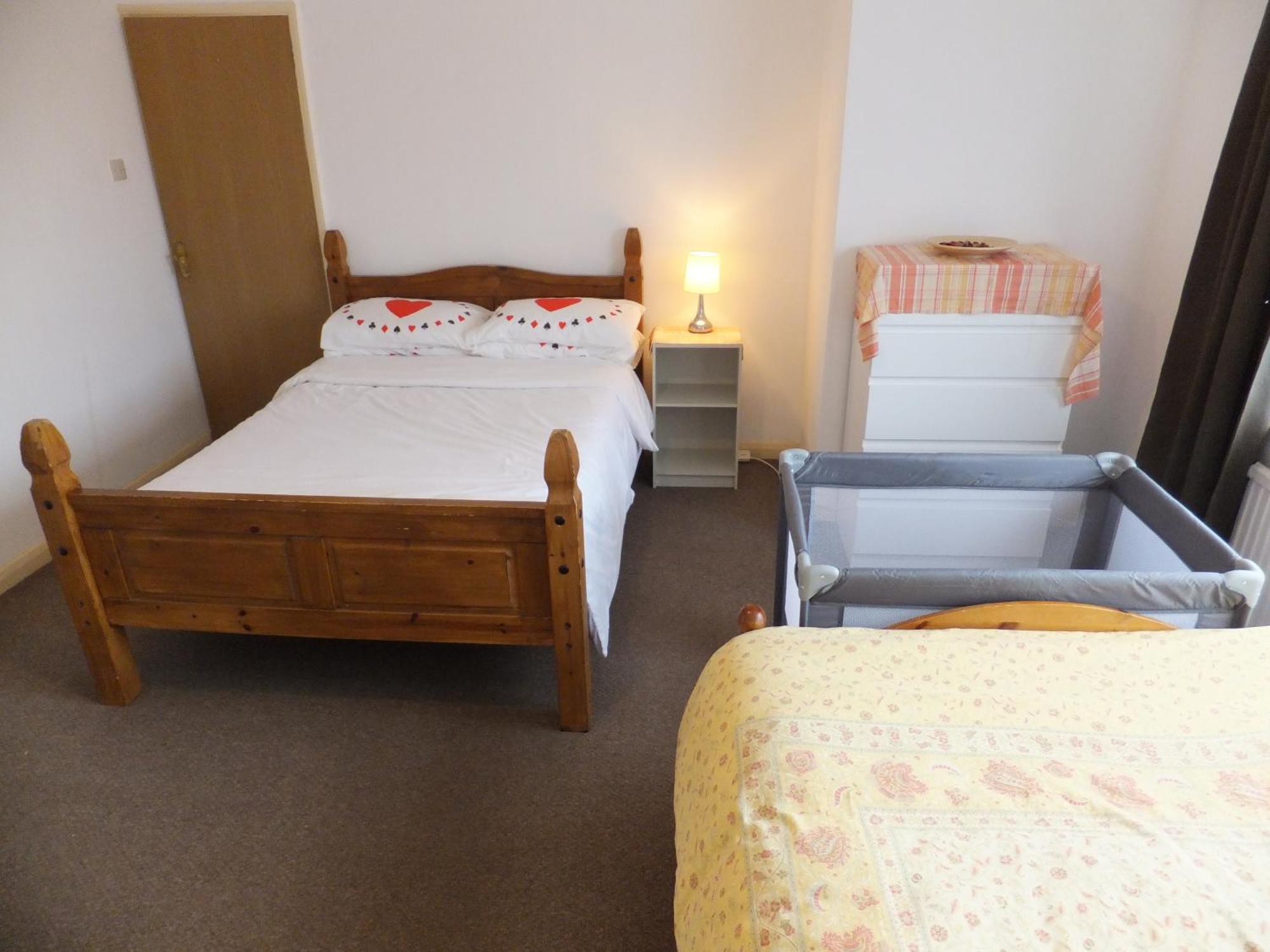 Many Worlds Meet - Eurostar, Wimbledon 30 Mins, Central London, Gatwick 15 Mins - Spacious, Sleeps Up To 16 Plus Cot - Free Wifi, Parking - Next To Lloyd Park, Great For Families, Walkers, Relocators - Ideal For Contractors Croydon Exterior photo