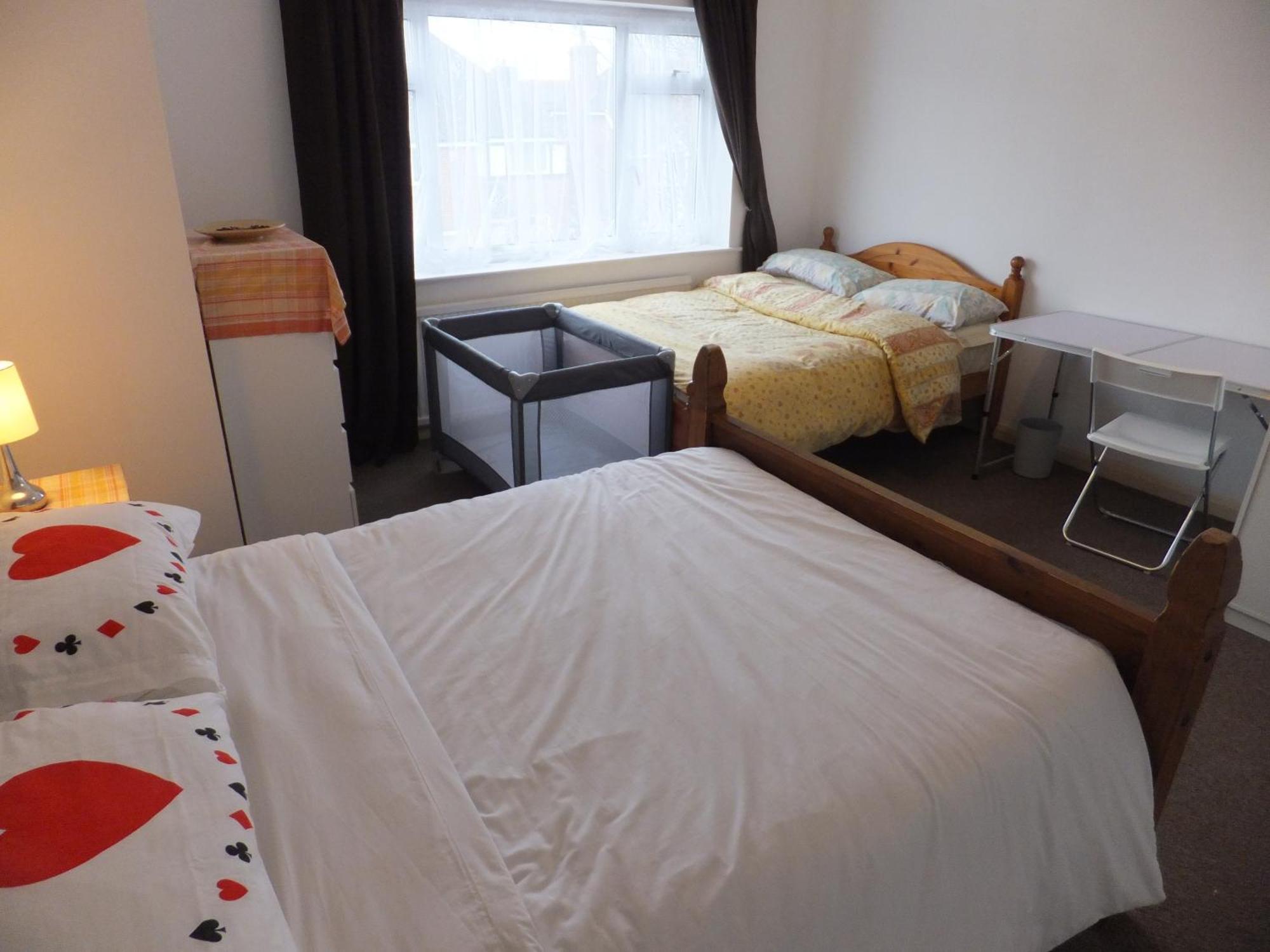 Many Worlds Meet - Eurostar, Wimbledon 30 Mins, Central London, Gatwick 15 Mins - Spacious, Sleeps Up To 16 Plus Cot - Free Wifi, Parking - Next To Lloyd Park, Great For Families, Walkers, Relocators - Ideal For Contractors Croydon Exterior photo