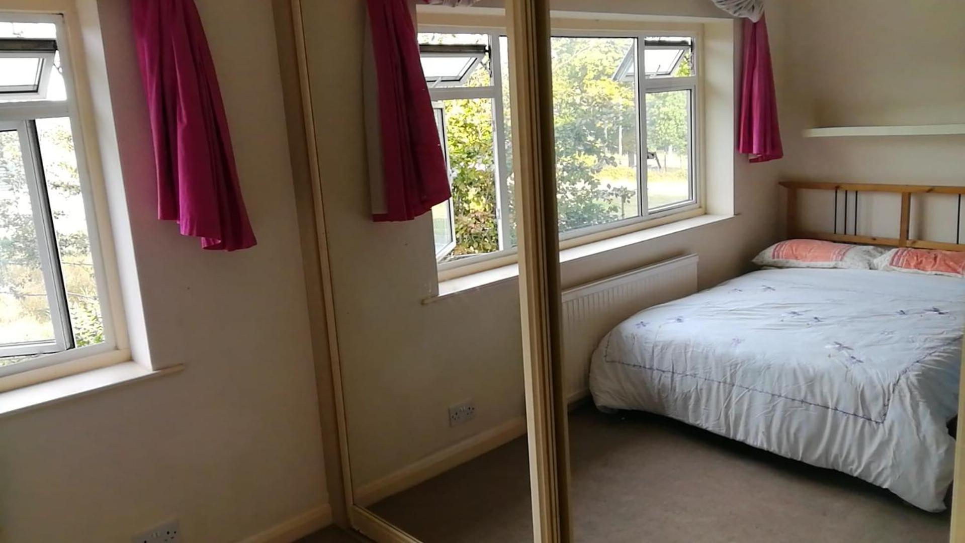 Many Worlds Meet - Eurostar, Wimbledon 30 Mins, Central London, Gatwick 15 Mins - Spacious, Sleeps Up To 16 Plus Cot - Free Wifi, Parking - Next To Lloyd Park, Great For Families, Walkers, Relocators - Ideal For Contractors Croydon Room photo